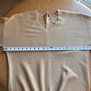 Women's V-Neck Ribbed Sweater - Tan